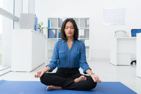 Iş kadını pratik yoga — Stok fotoğraf