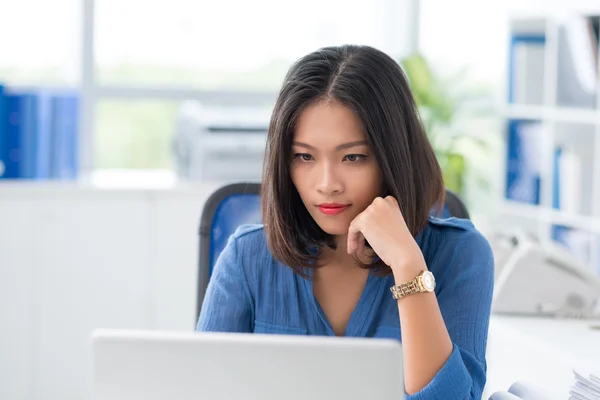 Mujer de negocios que revisa informe anual — Foto de Stock