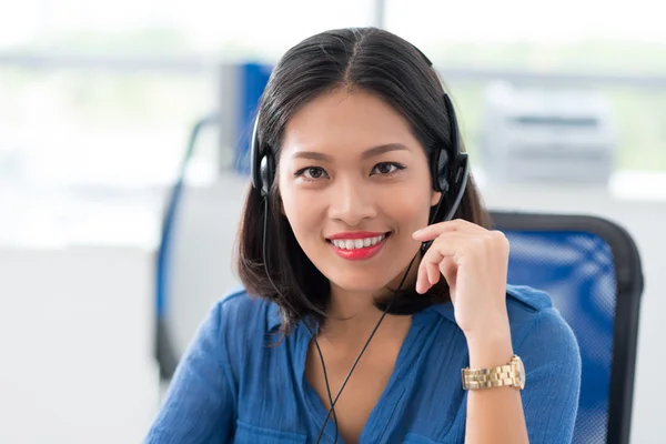 Operadora de call center feminina — Fotografia de Stock