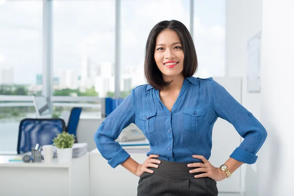 Manager met de handen op de heupen — Stockfoto