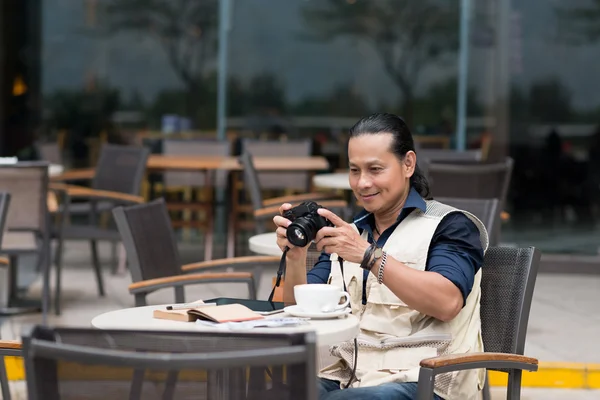 Toeristische kijken naar foto 's — Stockfoto