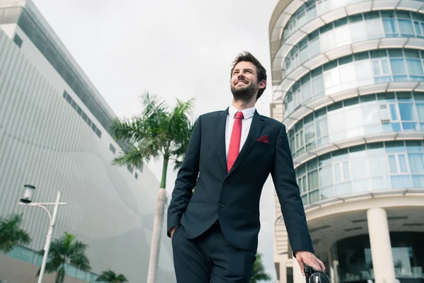 Bonito homem de negócios elegante — Fotografia de Stock