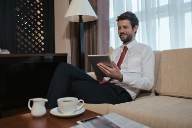 Dijital tablet kullanan işadamı