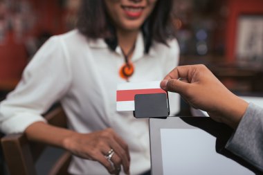 İnanç oyun kağıdı okuyucu kullanarak