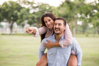 adam kız arkadaşı piggybacking
