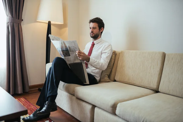 Empresário lendo jornal — Fotografia de Stock