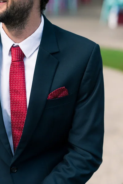 Cavalheiro vestindo terno — Fotografia de Stock