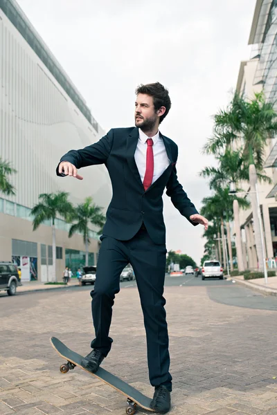 Eleganta affärsman skateboard — Stockfoto