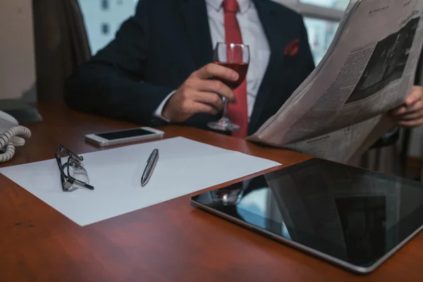 Businessman reading newspaper — Stock Photo, Image