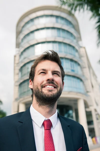 Empresário alegre olhando para cima — Fotografia de Stock