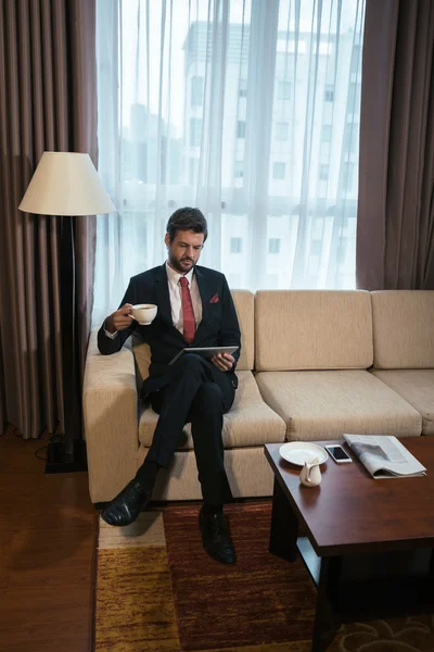 Homme d'affaires profitant d'une tasse de café — Photo
