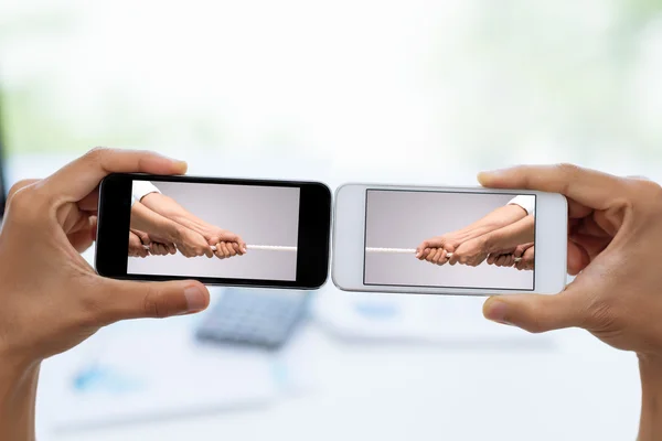 Smartphones met beelden van handen — Stockfoto