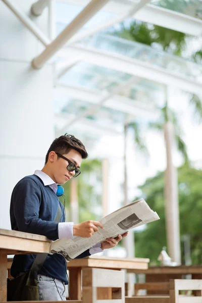 Mann liest Zeitung — Stockfoto