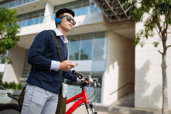 Giovane con bicicletta — Foto Stock