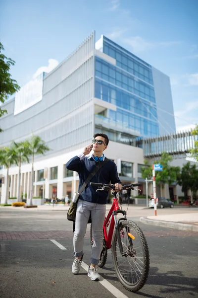 Étudiant marchant avec un vélo — Photo