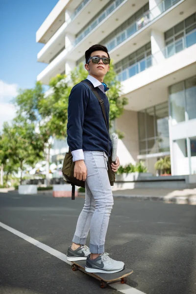 Homme à cheval skateboard — Photo