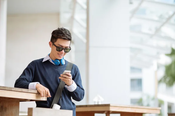 Homem usando a aplicação — Fotografia de Stock