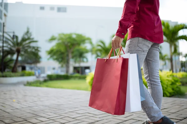 Hombre caminando con bolsa de papel — Foto de Stock