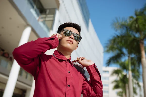 Hombre con bolsas de compras llamando por teléfono —  Fotos de Stock