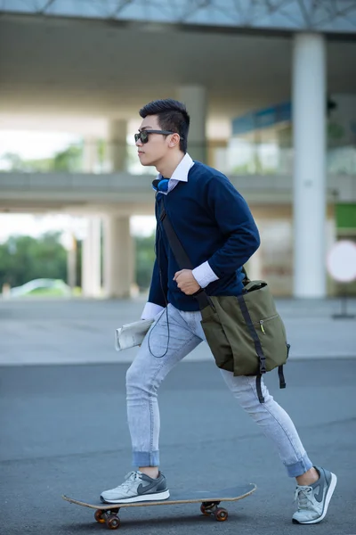 Skateboarding joven —  Fotos de Stock