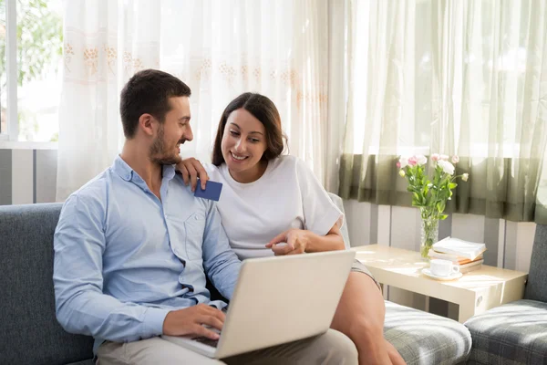 Paar met laptop — Stockfoto