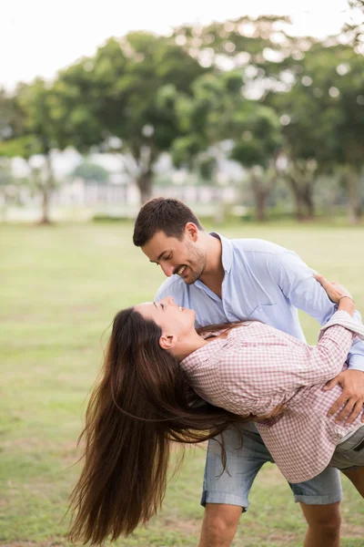 Pareja bailando al aire libre — Foto de Stock