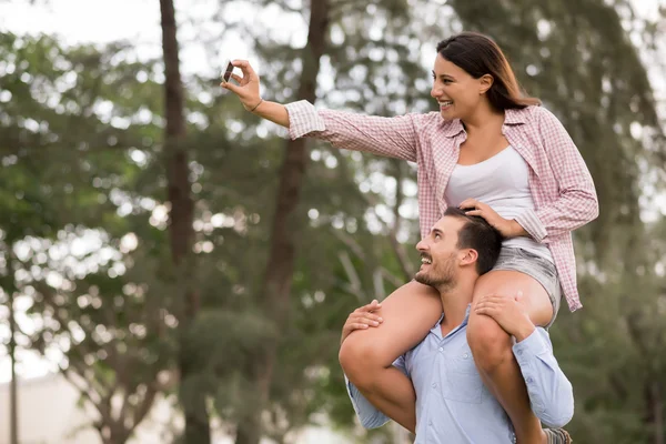 Χαρούμενη ζευγάρι λαμβάνοντας selfie — Φωτογραφία Αρχείου
