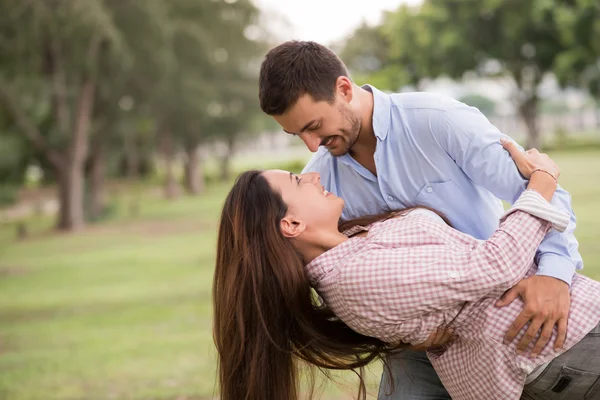 Casal dançando no parque — Fotografia de Stock