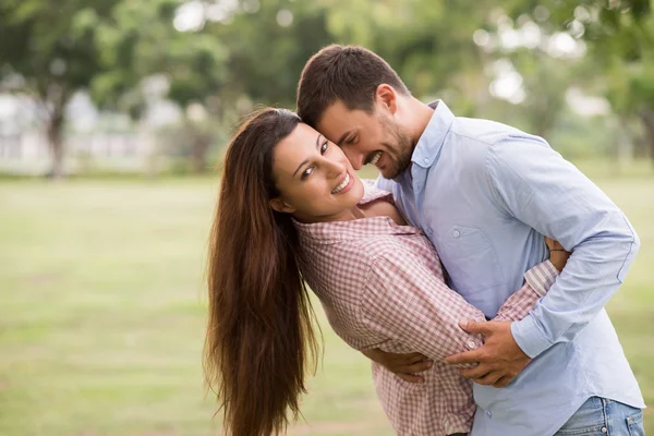 Heureux jeune couple — Photo