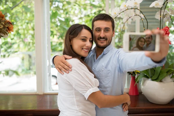 Pareja tomando selfie — Foto de Stock