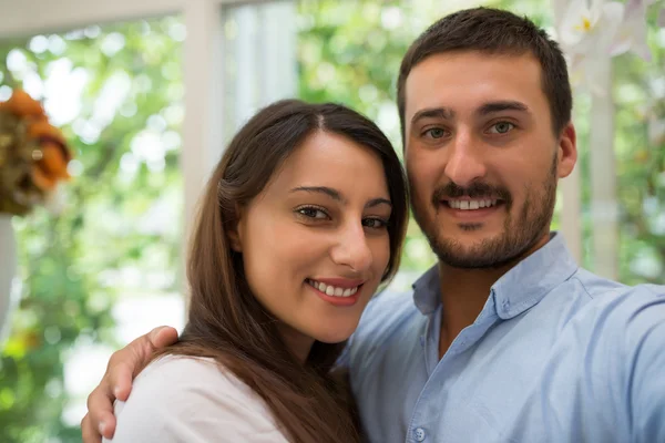 Bonito jovem casal — Fotografia de Stock