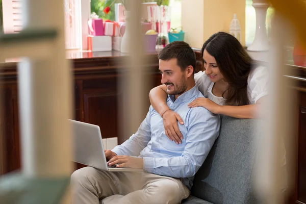 Paar zoeken op het internet — Stockfoto