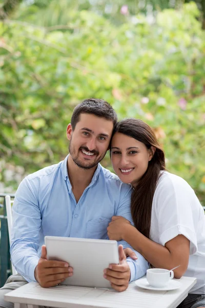 Casal com computador tablet — Fotografia de Stock