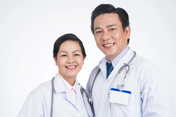 Ältere vietnamesische Ärzte — Stockfoto