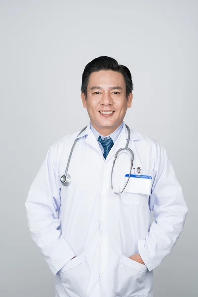 Médico sorridente confiante — Fotografia de Stock