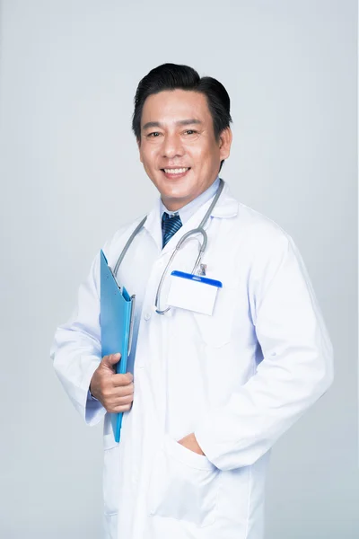 Joyeux asiatique médecin — Photo