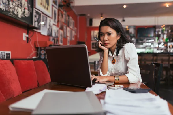 Mulher pagando contas online — Fotografia de Stock