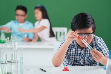 Kimya sınıfında öğrenci
