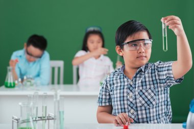 Test tüpü ile Vietnam öğrenci