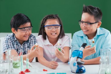 Kimya dersinde çalışma