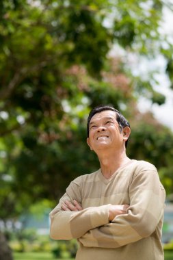 Komuta sizde ararken gülümseyen