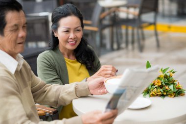 Bir gazete makalesi gösteriliyor