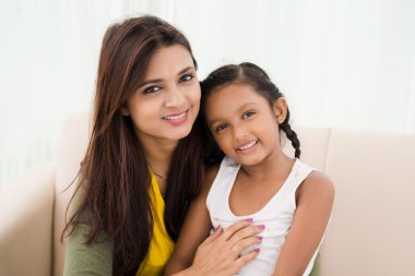 Anne ve kızı koltukta oturan