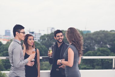 partide şampanya içmek insanlar