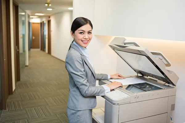 Aziatische secretaris met behulp kopieermachine — Stockfoto