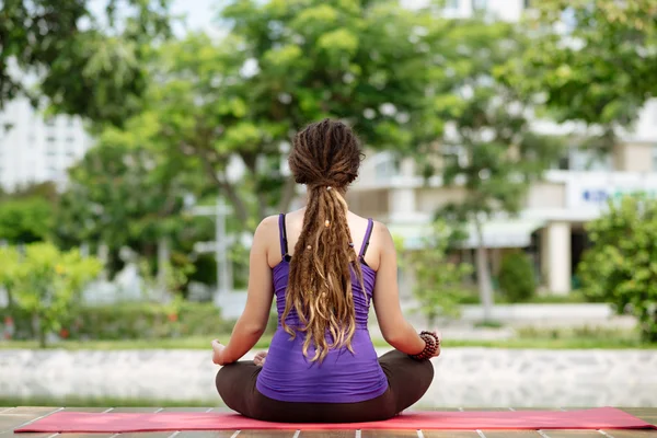 Femme assise en position lotus — Photo