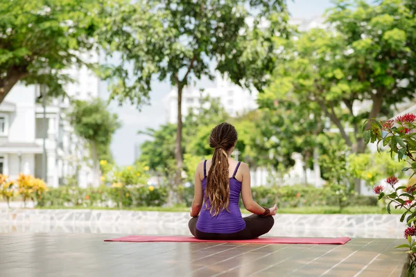 Kvinna utövar yoga — Stockfoto