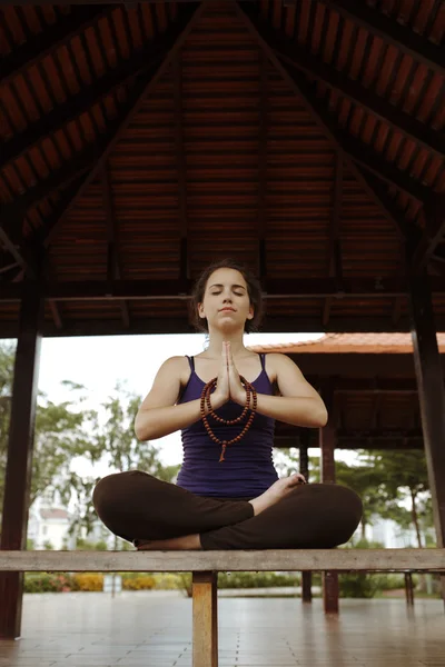 Mujer practicando la meditación mindfulness — Foto de Stock