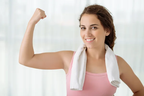 Mujer flexionando sus bíceps — Foto de Stock