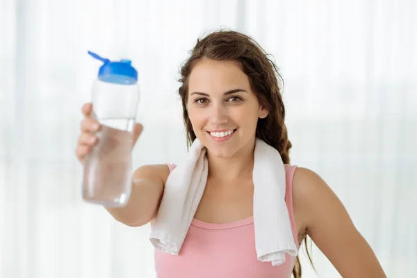 Vrouw die een fles water geeft — Stockfoto